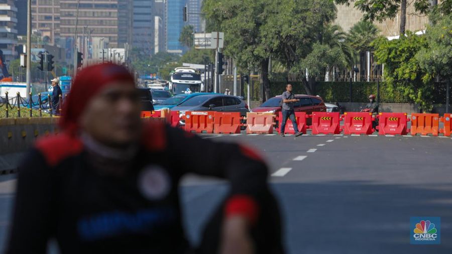 Massa buruh yang menggelar aksi demo mulai terlihat di kawasan Patung Kuda Arjuna Wijaya, Jakarta, Rabu (17/7/2024). Imbas adanya aksi demo tersebut ruas jalan dari arah Patung Kuda menuju jalan Merdeka Barat telah ditutup oleh barier beton. (CNBC Indonesia/Faisal Rahman)