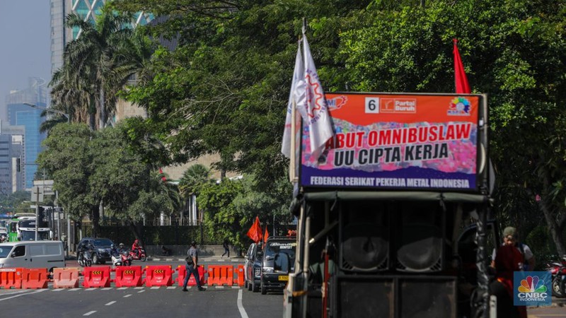 Massa buruh yang menggelar aksi demo mulai terlihat di kawasan Patung Kuda Arjuna Wijaya, Jakarta, Rabu (17/7/2024). Imbas adanya aksi demo tersebut ruas jalan dari arah Patung Kuda menuju jalan Merdeka Barat telah ditutup oleh barier beton. (CNBC Indonesia/Faisal Rahman)