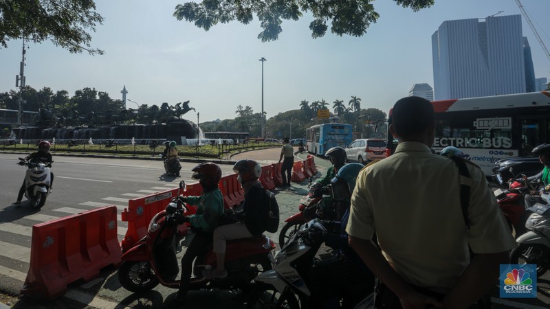Massa buruh yang menggelar aksi demo mulai terlihat di kawasan Patung Kuda Arjuna Wijaya, Jakarta, Rabu (17/7/2024). Imbas adanya aksi demo tersebut ruas jalan dari arah Patung Kuda menuju jalan Merdeka Barat telah ditutup oleh barier beton. Massa buruh yang menggelar aksi demo mulai terlihat di kawasan Patung Kuda Arjuna Wijaya, Jakarta, Rabu (17/7/2024). Imbas adanya aksi demo tersebut ruas jalan dari arah Patung Kuda menuju jalan Merdeka Barat telah ditutup oleh barier beton. (CNBC Indonesia/Faisal Rahman)