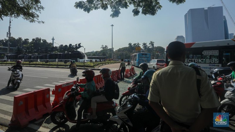 Massa buruh yang menggelar aksi demo mulai terlihat di kawasan Patung Kuda Arjuna Wijaya, Jakarta, Rabu (17/7/2024). Imbas adanya aksi demo tersebut ruas jalan dari arah Patung Kuda menuju jalan Merdeka Barat telah ditutup oleh barier beton. (CNBC Indonesia/Faisal Rahman)
