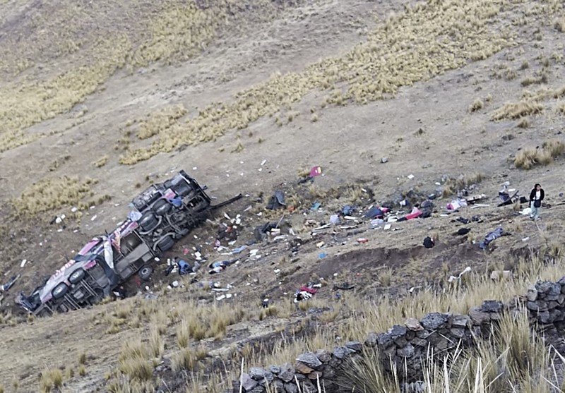 Mayat dan puing-puing tergeletak di lereng bukit di samping bus rusak yang jatuh ke jurang di lokasi terpencil di Andes, Peru, pada 16 Juli 2024. Sebuah bus jatuh ke jurang di Peru selatan, menewaskan sedikitnya 21 orang dan melukai 20 orang lainnya, kata polisi pada Selasa. (Photo by STRINGER / AFP)