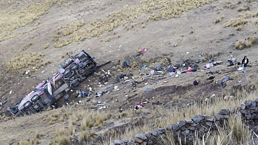 Mayat dan puing-puing tergeletak di lereng bukit di samping bus rusak yang jatuh ke jurang di lokasi terpencil di Andes, Peru, pada 16 Juli 2024. Sebuah bus jatuh ke jurang di Peru selatan, menewaskan sedikitnya 21 orang dan melukai 20 orang lainnya, kata polisi pada Selasa. (Photo by STRINGER / AFP)