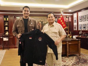 Menpora Serahkan Jaket Kontingen Olimpiade RI Karya Didit ke Prabowo