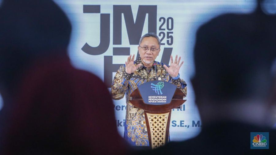 Model tampil mengenakan busana karya Fesyen Desainer saat Launching Jakarta Muslim Fashion Week (JMFW) 2025 di Auditorium Gedung Kementerian Perdagangan, Jakarta, Rabu (17/7/2024). (CNBC Indonesia/Faisal Rahman)