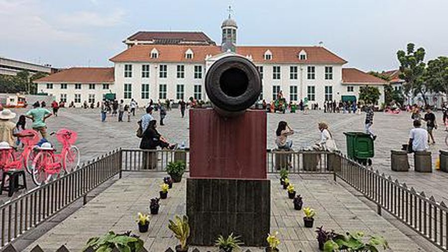 Meriam Si Jagur, di depan Taman Fatahillah. (Dok: Wikipedia)