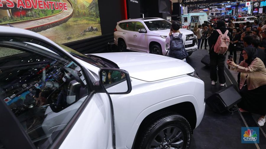 Suasana pengunjung di acara Ajang Gaikindo Indonesia International Auto Show (GIIAS) 2024, Rabu (17/7/2024). (վ/Muhammad Sabki)