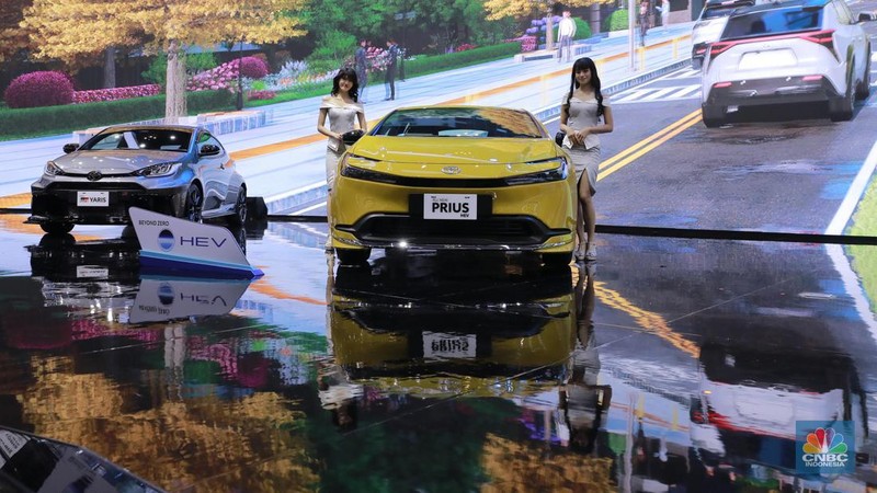 Suasana pengunjung di acara Ajang Gaikindo Indonesia International Auto Show (GIIAS) 2024, Rabu (17/7/2024). (վ/Muhammad Sabki)