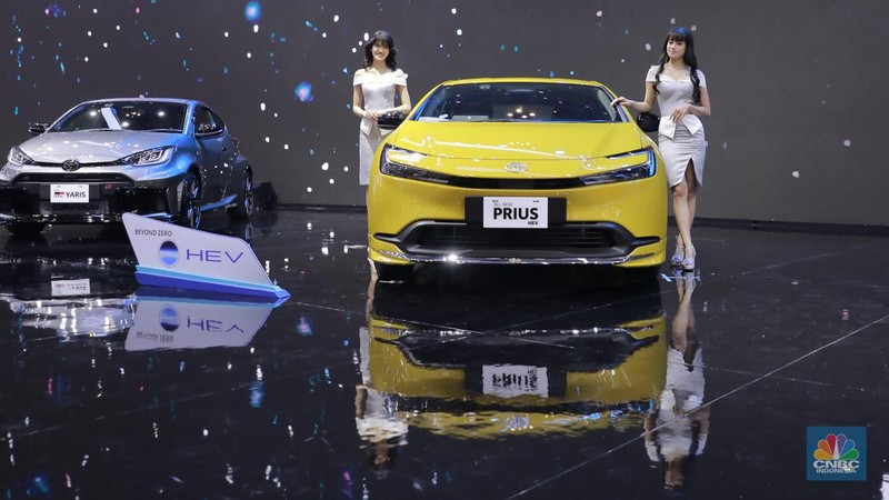 Suasana pengunjung di acara Ajang Gaikindo Indonesia International Auto Show (GIIAS) 2024, Rabu (17/7/2024). (վ/Muhammad Sabki)