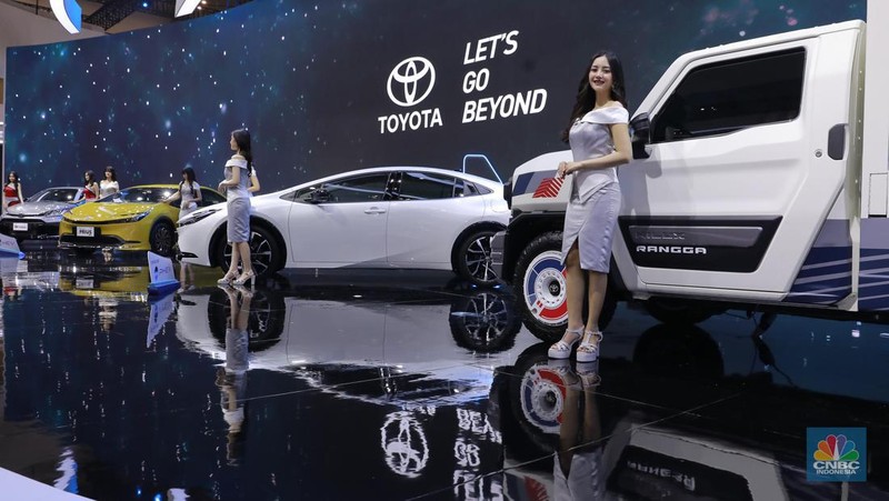 Suasana pengunjung di acara Ajang Gaikindo Indonesia International Auto Show (GIIAS) 2024, Rabu (17/7/2024). (վ/Muhammad Sabki)
