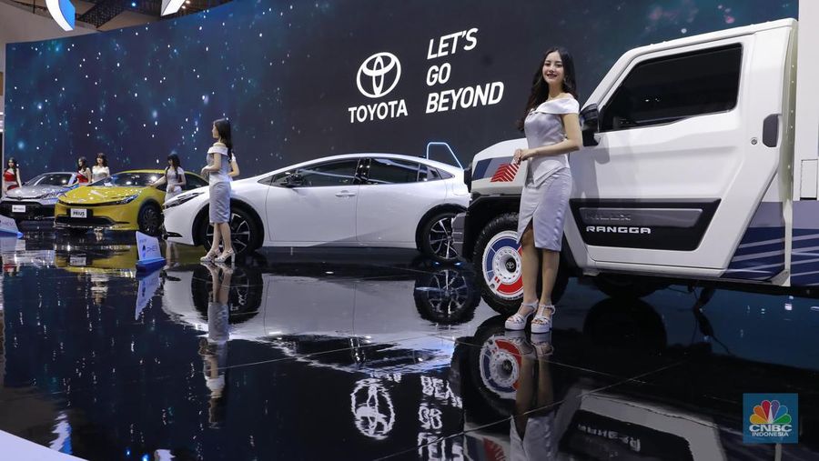 Model berpose dengan kendaraan Toyota dalam acara GAIKINDO Indonesia International Auto Show (GIIAS) 2024 di Tangerang, Banten, Rabu (17/7/2024). (²©²ÊÍøÕ¾/Muhammad Sabki)