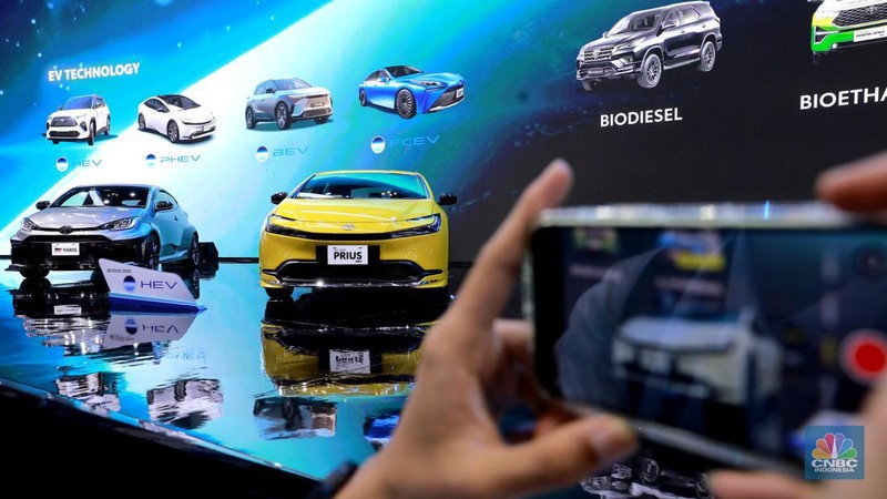 Suasana pengunjung di acara Ajang Gaikindo Indonesia International Auto Show (GIIAS) 2024, Rabu (17/7/2024). (վ/Muhammad Sabki)