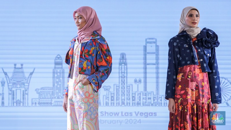 Model tampil mengenakan busana karya Fesyen Desainer saat Launching Jakarta Muslim Fashion Week (JMFW) 2025 di Auditorium Gedung Kementerian Perdagangan, Jakarta, Rabu (17/7/2024). (CNBC Indonesia/Faisal Rahman)