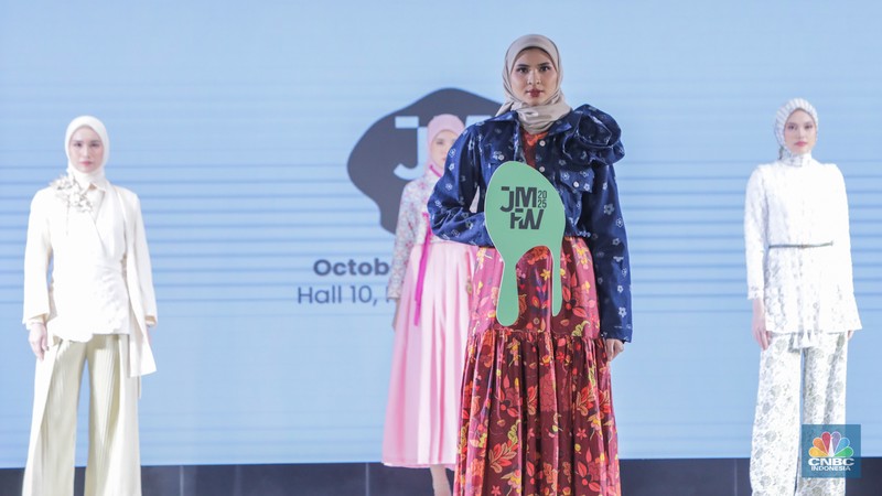 Model tampil mengenakan busana karya Fesyen Desainer saat Launching Jakarta Muslim Fashion Week (JMFW) 2025 di Auditorium Gedung Kementerian Perdagangan, Jakarta, Rabu (17/7/2024). (CNBC Indonesia/Faisal Rahman)