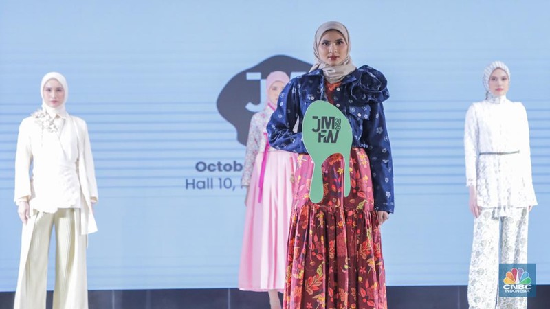 Model tampil mengenakan busana karya Fesyen Desainer saat Launching Jakarta Muslim Fashion Week (JMFW) 2025 di Auditorium Gedung Kementerian Perdagangan, Jakarta, Rabu (17/7/2024). (CNBC Indonesia/Faisal Rahman)