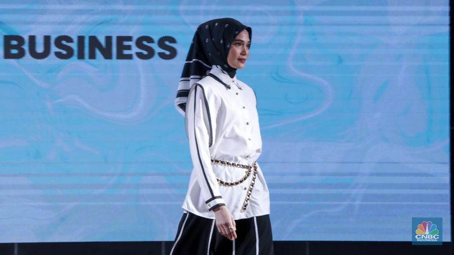 Model tampil mengenakan busana karya Fesyen Desainer saat Launching Jakarta Muslim Fashion Week (JMFW) 2025 di Auditorium Gedung Kementerian Perdagangan, Jakarta, Rabu (17/7/2024). (CNBC Indonesia/Faisal Rahman)