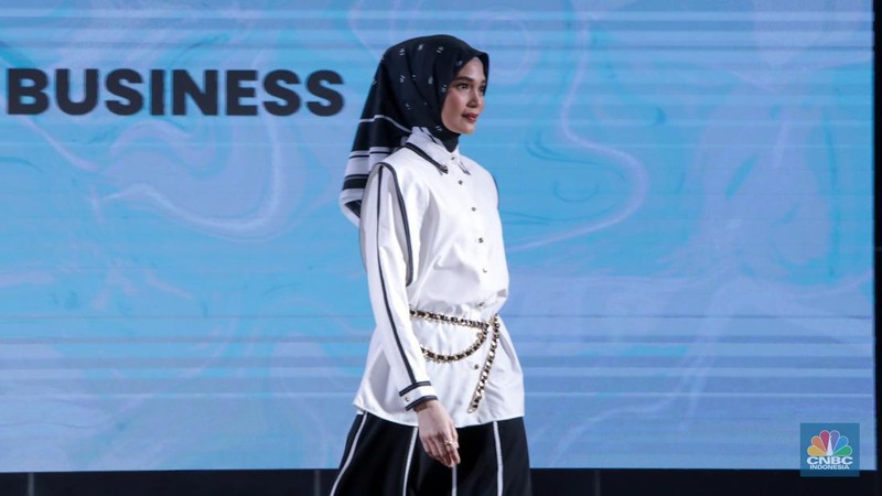 Model tampil mengenakan busana karya Fesyen Desainer saat Launching Jakarta Muslim Fashion Week (JMFW) 2025 di Auditorium Gedung Kementerian Perdagangan, Jakarta, Rabu (17/7/2024). (CNBC Indonesia/Faisal Rahman)