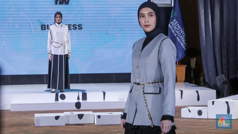Model tampil mengenakan busana karya Fesyen Desainer saat Launching Jakarta Muslim Fashion Week (JMFW) 2025 di Auditorium Gedung Kementerian Perdagangan, Jakarta, Rabu (17/7/2024). (CNBC Indonesia/Faisal Rahman)