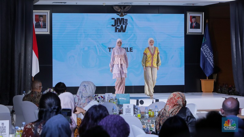 Model tampil mengenakan busana karya Fesyen Desainer saat Launching Jakarta Muslim Fashion Week (JMFW) 2025 di Auditorium Gedung Kementerian Perdagangan, Jakarta, Rabu (17/7/2024). (CNBC Indonesia/Faisal Rahman) Model tampil mengenakan busana karya Fesyen Desainer saat Launching Jakarta Muslim Fashion Week (JMFW) 2025 di Auditorium Gedung Kementerian Perdagangan, Jakarta, Rabu (17/7/2024). (CNBC Indonesia/Faisal Rahman)