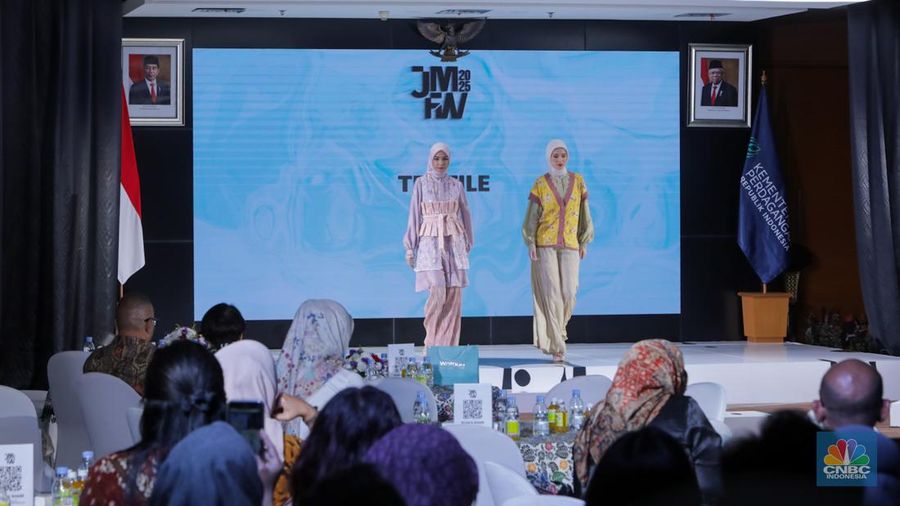 Model tampil mengenakan busana karya Fesyen Desainer saat Launching Jakarta Muslim Fashion Week (JMFW) 2025 di Auditorium Gedung Kementerian Perdagangan, Jakarta, Rabu (17/7/2024). (CNBC Indonesia/Faisal Rahman)