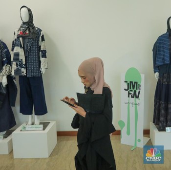 Intip Koleksi Busana Modest di Jakarta Muslim Fashion Week 2024
