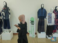 Intip Koleksi Busana Modest di Jakarta Muslim Fashion Week 2024