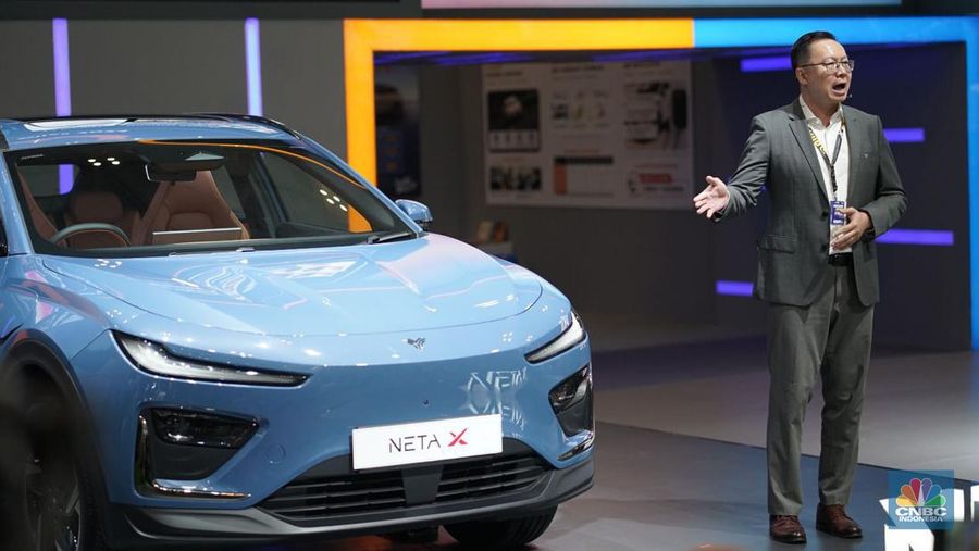 NETA Auto Indonesia, resmi memperkenalkan line up terbarunya yaitu NETA X, sebuah SUV medium listrik di acara GAIKINDO Indonesia International (GIIAS), rabu (17/7/2024). (CNBC Indonesia/Ferry Sandi)