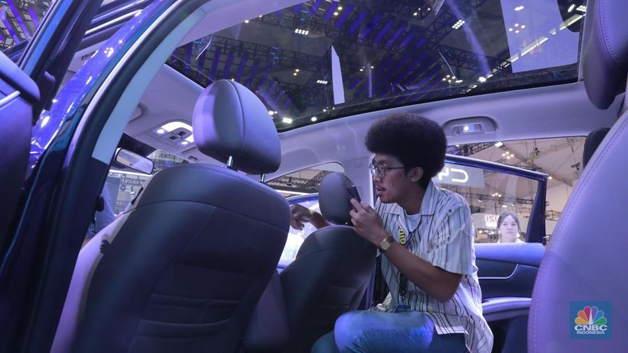 Pabrikan otomotif asal China, Build Your Dreams (BYD), resmi meluncurkan mobil keluarga atau Multi-Purpose Vehicle (MPV) M6 di GIIAS 2024 yang digelar di ICE BSD, Tangerang, 18-28 Juli 2024. (CNBC Indonesia/Muhammad Sabki)
