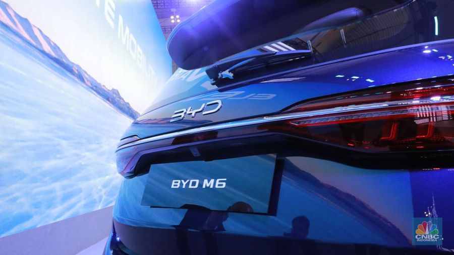 Pabrikan otomotif asal China, Build Your Dreams (BYD), resmi meluncurkan mobil keluarga atau Multi-Purpose Vehicle (MPV) M6 di GIIAS 2024 yang digelar di ICE BSD, Tangerang, 18-28 Juli 2024. (վ/Muhammad Sabki)