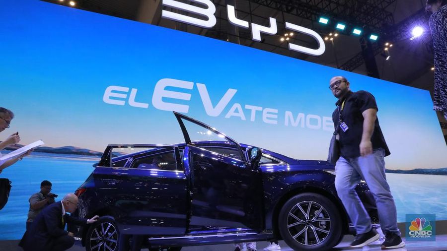 Pabrikan otomotif asal China, Build Your Dreams (BYD), resmi meluncurkan mobil keluarga atau Multi-Purpose Vehicle (MPV) M6 di GIIAS 2024 yang digelar di ICE BSD, Tangerang, 18-28 Juli 2024. (CNBC Indonesia/Muhammad Sabki)