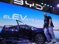 Harga Mobil Listrik China Makin Murah, Tesla Bye!