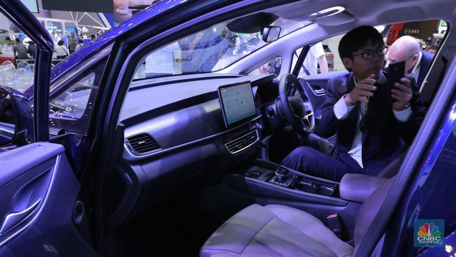 Pabrikan otomotif asal China, Build Your Dreams (BYD), resmi meluncurkan mobil keluarga atau Multi-Purpose Vehicle (MPV) M6 di GIIAS 2024 yang digelar di ICE BSD, Tangerang, 18-28 Juli 2024. (CNBC Indonesia/Muhammad Sabki)