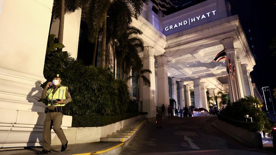 Pemandangan umum hotel Grand Hyatt Erawan yang diyakini sedikitnya 6 orang dilaporkan tewas, di Bangkok, Thailand, 16 Juli 2024. (REUTERS/Chalinee Thirasupa)