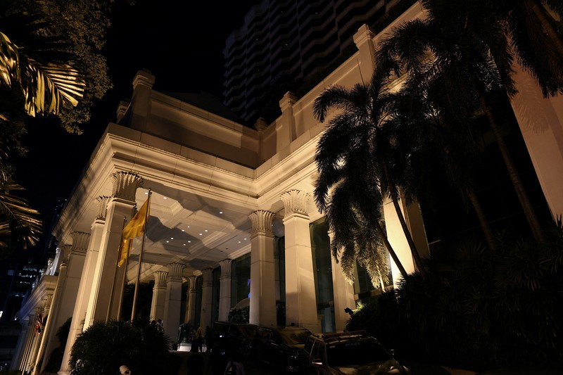 Pemandangan umum hotel Grand Hyatt Erawan yang diyakini sedikitnya 6 orang dilaporkan tewas, di Bangkok, Thailand, 16 Juli 2024. (REUTERS/Chalinee Thirasupa)