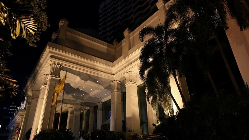 Pemandangan umum hotel Grand Hyatt Erawan yang diyakini sedikitnya 6 orang dilaporkan tewas, di Bangkok, Thailand, 16 Juli 2024. (REUTERS/Chalinee Thirasupa)