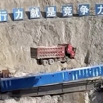 Truk & Alat Berat 'Terbang', Potret Wow Pembangunan Jalan Layang China