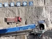 Truk & Alat Berat 'Terbang', Potret Wow Pembangunan Jalan Layang China