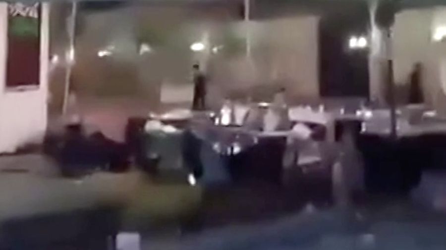 Penembakan massal mengguncang area sebuah Masjid di Oman, 4 orang dilaporkan tewas dan sejumlah orang lainnya mengalami luka-luka. (Tangkapan Layar Video Reuters)