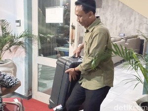 KPK Angkut 2 Koper Besar dari Kantor Wali Kota Semarang