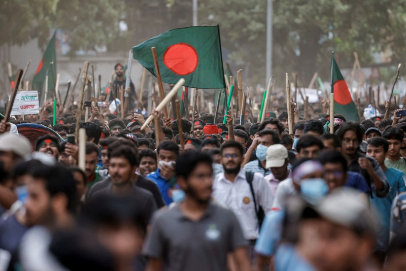 Aktivis mahasiswa mendorong barikade polisi selama unjuk rasa sebelum mereka menyerahkan memorandum mereka kepada Presiden mengenai reformasi kuota untuk pekerjaan pegawai negeri, di Dhaka pada 14 Juli 2024. (Photo by MUNIR UZ ZAMAN / AFP)