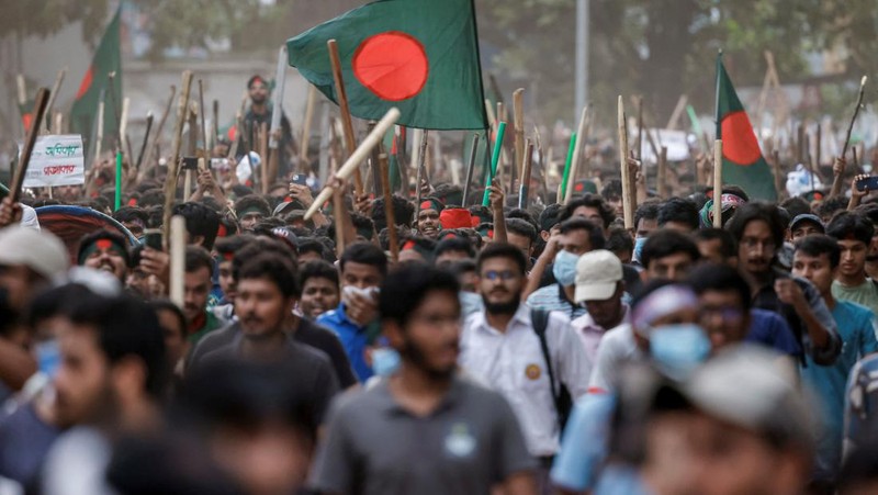 Aktivis mahasiswa mendorong barikade polisi selama unjuk rasa sebelum mereka menyerahkan memorandum mereka kepada Presiden mengenai reformasi kuota untuk pekerjaan pegawai negeri, di Dhaka pada 14 Juli 2024. (Photo by MUNIR UZ ZAMAN / AFP)