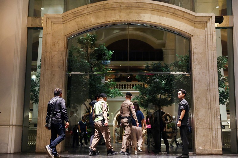 Pemandangan umum hotel Grand Hyatt Erawan yang diyakini sedikitnya 6 orang dilaporkan tewas, di Bangkok, Thailand, 16 Juli 2024. Pemandangan umum hotel Grand Hyatt Erawan yang diyakini sedikitnya 6 orang dilaporkan tewas, di Bangkok, Thailand, 16 Juli 2024. (REUTERS/Chalinee Thirasupa)