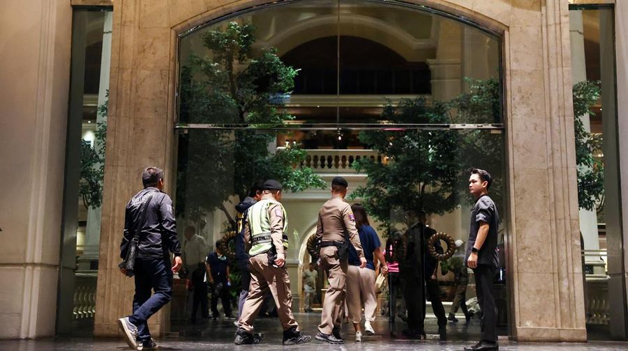Polisi berjalan di dalam hotel Grand Hyatt Erawan, yang diyakini sedikitnya 6 orang dilaporkan tewas, di Bangkok, Thailand, 16 Juli 2024. (REUTERS/Chalinee Thirasupa)