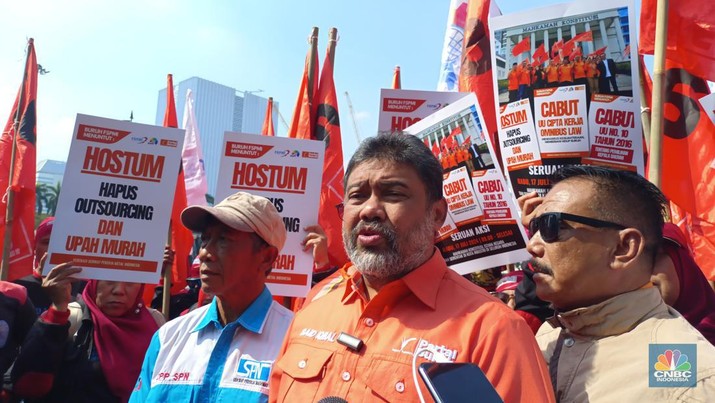 Presiden Partai Buruh Said Iqbal memimpin langsung aksi demonstrasi di Patung Kuda Arjuna Wijaya, Jakarta Pusat hari ini, Rabu (17/7/2024). (CNBC Indonesia/Martyasari Rizky)