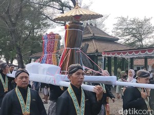 Buang Sial, Kadipaten Pura Pakualaman Larung Hasil Bumi-Pakaian di Pantai