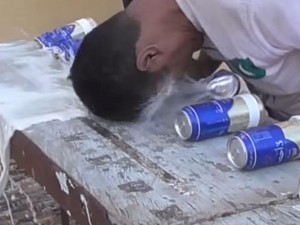 Pria Ini Pecahkan 39 Minuman Kaleng Pakai Kepala, Raih Rekor Dunia
