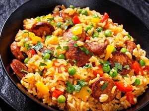 Resep Nasi Goreng Sosis Sapi dan Sayuran Untuk Makan Malam Praktis