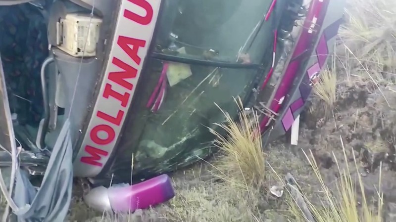 Mayat dan puing-puing tergeletak di lereng bukit di samping bus rusak yang jatuh ke jurang di lokasi terpencil di Andes, Peru, pada 16 Juli 2024. Sebuah bus jatuh ke jurang di Peru selatan, menewaskan sedikitnya 21 orang dan melukai 20 orang lainnya, kata polisi pada Selasa. (Photo by STRINGER / AFP)