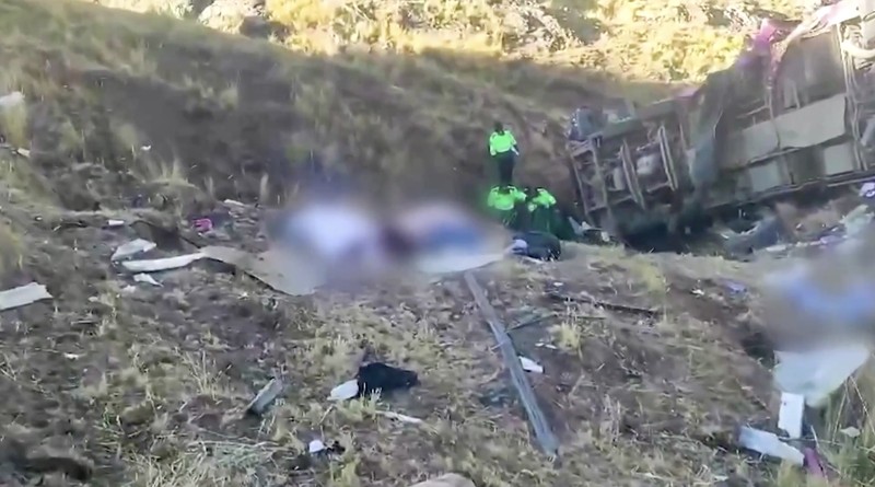 Mayat dan puing-puing tergeletak di lereng bukit di samping bus rusak yang jatuh ke jurang di lokasi terpencil di Andes, Peru, pada 16 Juli 2024. Sebuah bus jatuh ke jurang di Peru selatan, menewaskan sedikitnya 21 orang dan melukai 20 orang lainnya, kata polisi pada Selasa. Mayat dan puing-puing tergeletak di lereng bukit di samping bus rusak yang jatuh ke jurang di lokasi terpencil di Andes, Peru, pada 16 Juli 2024. Sebuah bus jatuh ke jurang di Peru selatan, menewaskan sedikitnya 21 orang dan melukai 20 orang lainnya, kata polisi pada Selasa. (Photo by STRINGER / AFP)