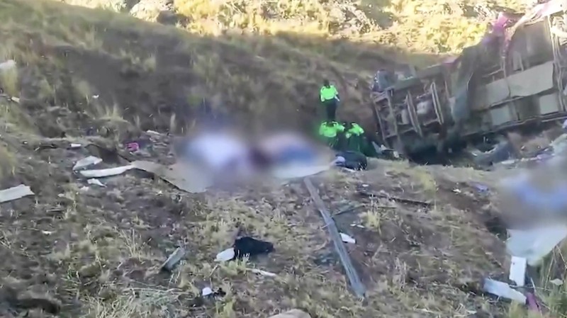 Mayat dan puing-puing tergeletak di lereng bukit di samping bus rusak yang jatuh ke jurang di lokasi terpencil di Andes, Peru, pada 16 Juli 2024. Sebuah bus jatuh ke jurang di Peru selatan, menewaskan sedikitnya 21 orang dan melukai 20 orang lainnya, kata polisi pada Selasa. (Photo by STRINGER / AFP)