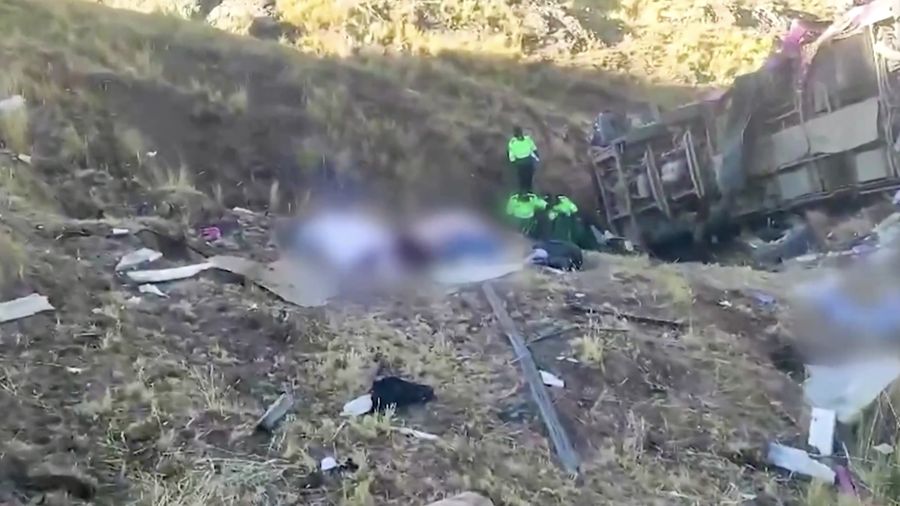 Sebuah bus terjun ke jurang di Peru selatan pada Selasa (16/7/2024), menewaskan setidaknya 26 orang. Kecelakaan maut ini menambah daftar panjang insiden lalu lintas mematikan di negara Andes tersebut. (Tangkapan Layar Video Reuters/NATIONAL POLICE OF PERU)